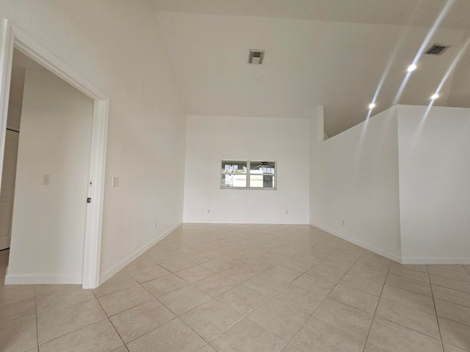 出租: $2,700 (3 贝兹, 3 浴室, 1972 平方英尺)