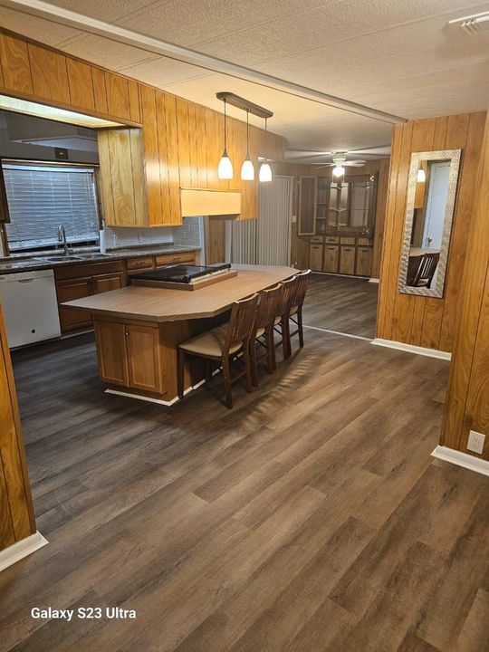 Recently Rented: $2,300 (4 beds, 2 baths, 1368 Square Feet)