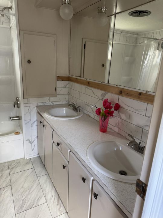 For Sale: $120,000 (2 beds, 1 baths, 900 Square Feet)