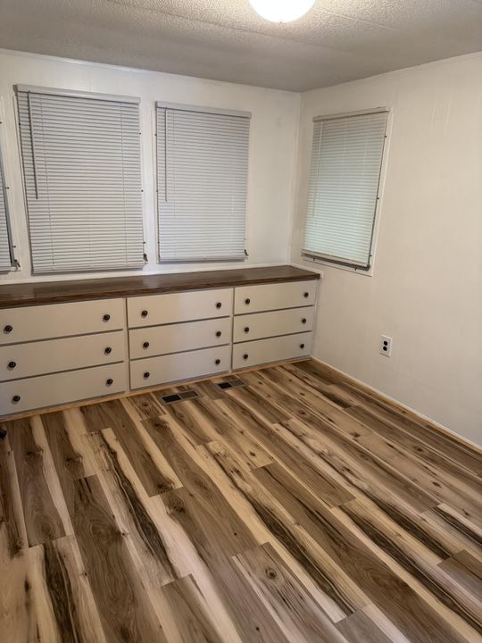 For Sale: $120,000 (2 beds, 1 baths, 900 Square Feet)