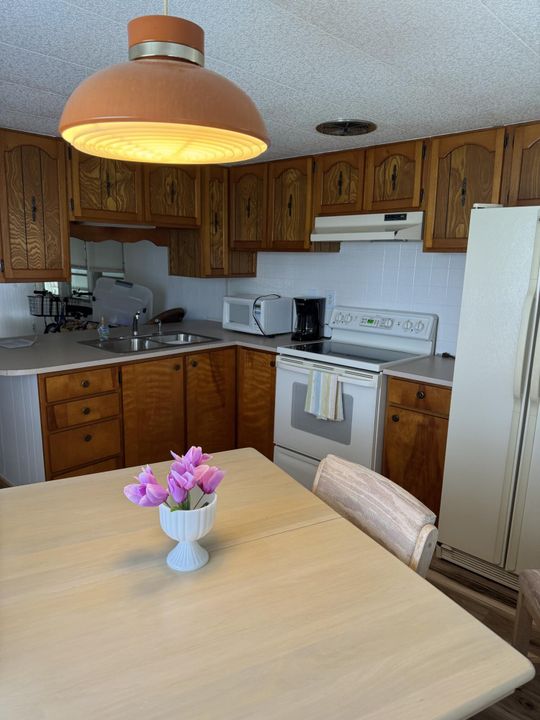 For Sale: $120,000 (2 beds, 1 baths, 900 Square Feet)