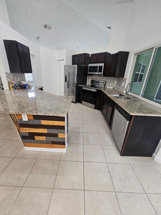 出租: $2,700 (3 贝兹, 3 浴室, 1972 平方英尺)