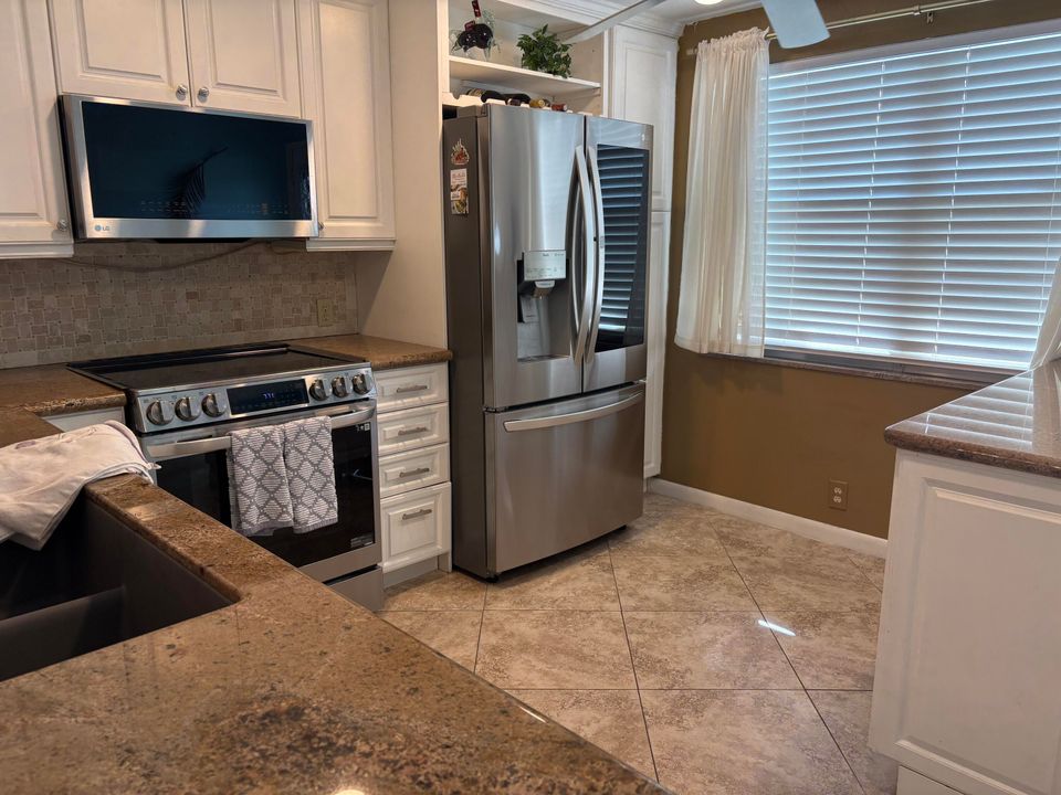 Под контрактом: $1,700 (2 спален, 2 ванн, 1156 Квадратных фут)