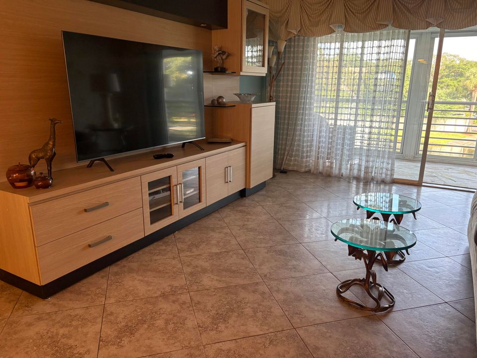 Под контрактом: $1,700 (2 спален, 2 ванн, 1156 Квадратных фут)