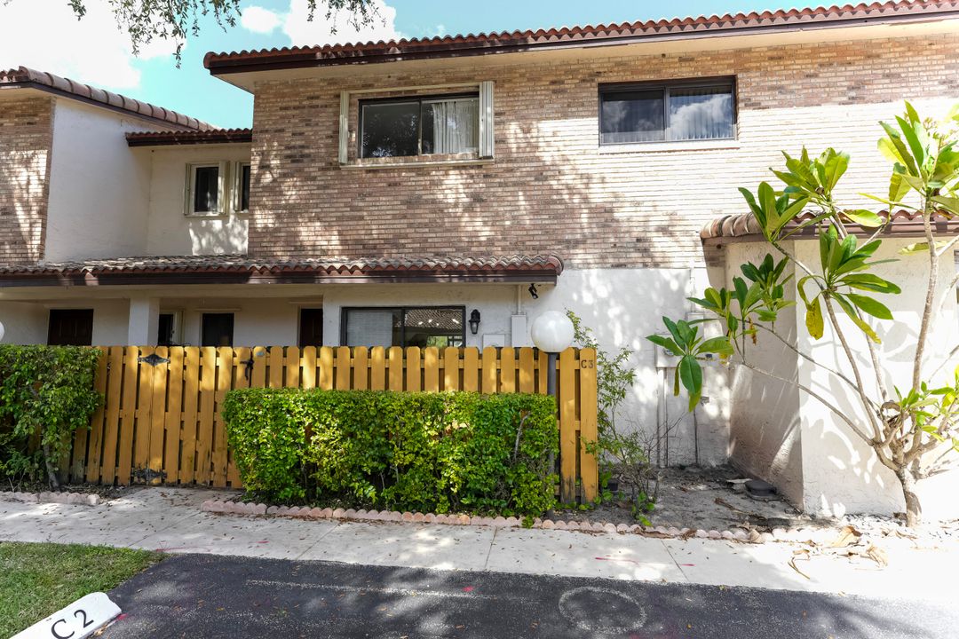For Sale: $415,000 (2 beds, 2 baths, 1348 Square Feet)