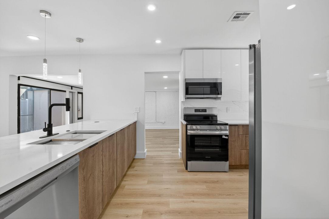 待售: $335,000 (2 贝兹, 2 浴室, 1073 平方英尺)