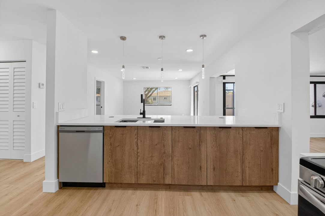 待售: $335,000 (2 贝兹, 2 浴室, 1073 平方英尺)