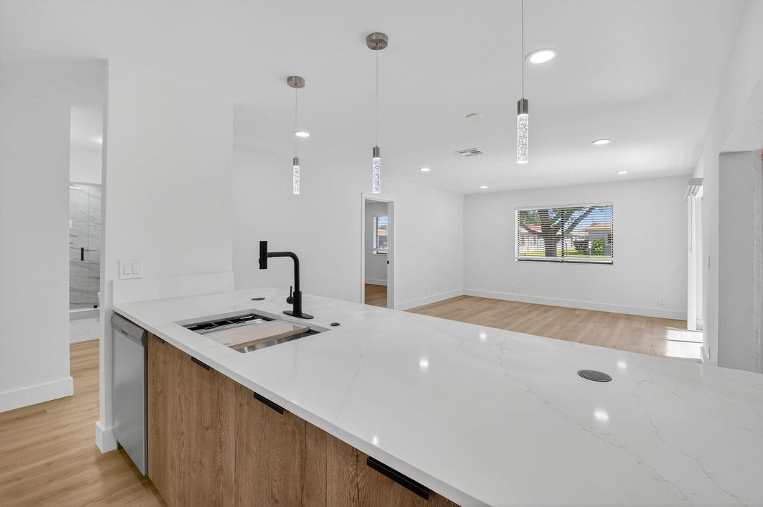 待售: $335,000 (2 贝兹, 2 浴室, 1073 平方英尺)