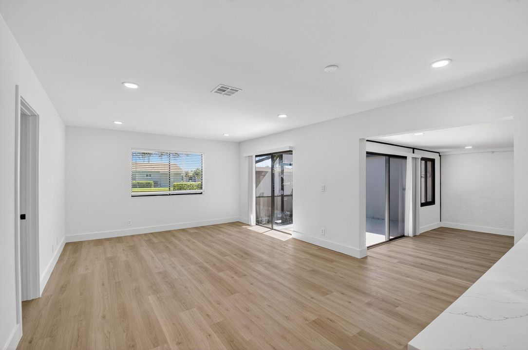 待售: $335,000 (2 贝兹, 2 浴室, 1073 平方英尺)