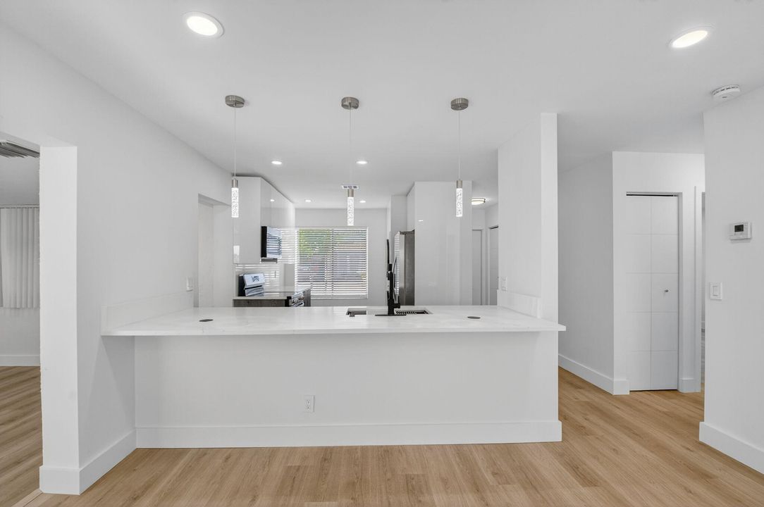 待售: $335,000 (2 贝兹, 2 浴室, 1073 平方英尺)