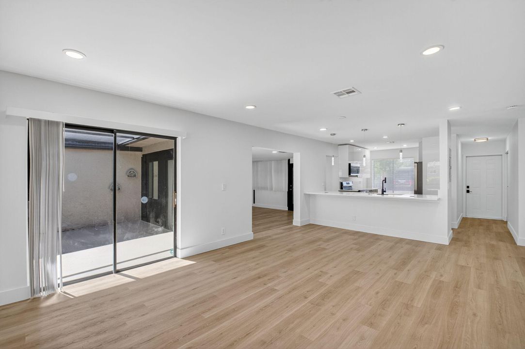 待售: $335,000 (2 贝兹, 2 浴室, 1073 平方英尺)