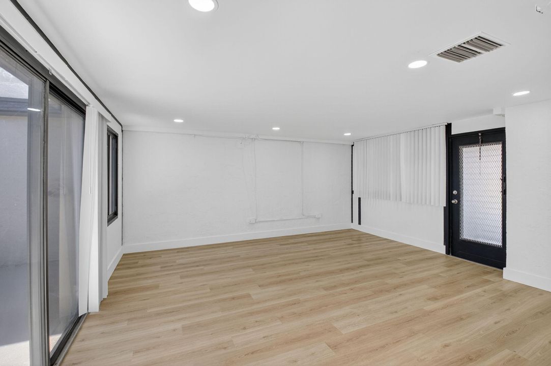 待售: $335,000 (2 贝兹, 2 浴室, 1073 平方英尺)