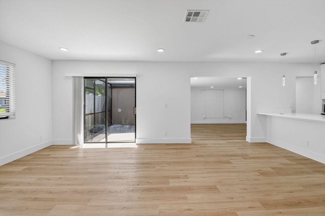 待售: $335,000 (2 贝兹, 2 浴室, 1073 平方英尺)