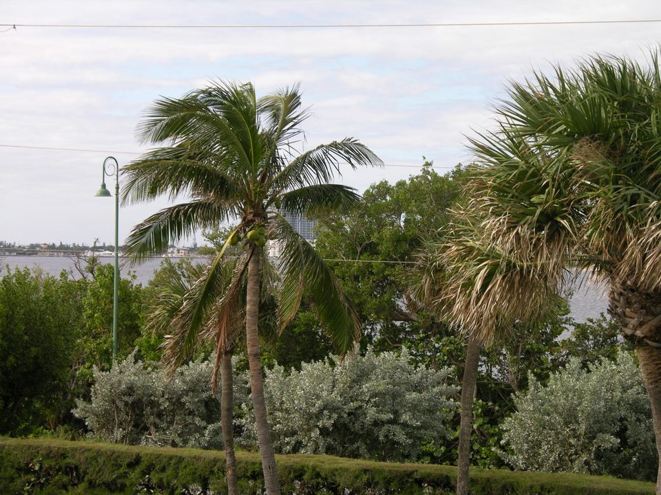 For Sale: $749,900 (2 beds, 2 baths, 1435 Square Feet)