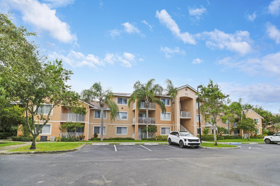 Active With Contract: $1,795 (2 beds, 2 baths, 1033 Square Feet)