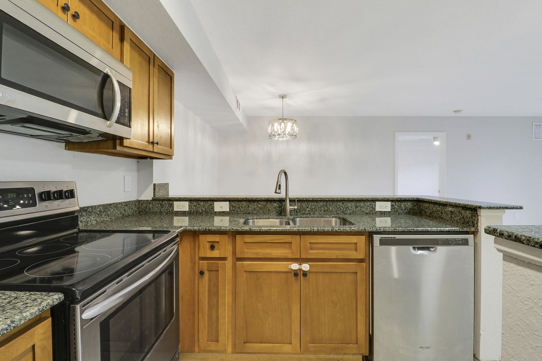 Active With Contract: $1,795 (2 beds, 2 baths, 1033 Square Feet)