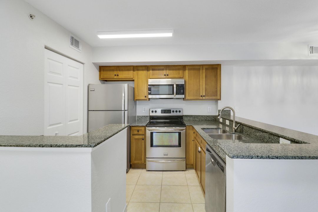 Active With Contract: $1,795 (2 beds, 2 baths, 1033 Square Feet)