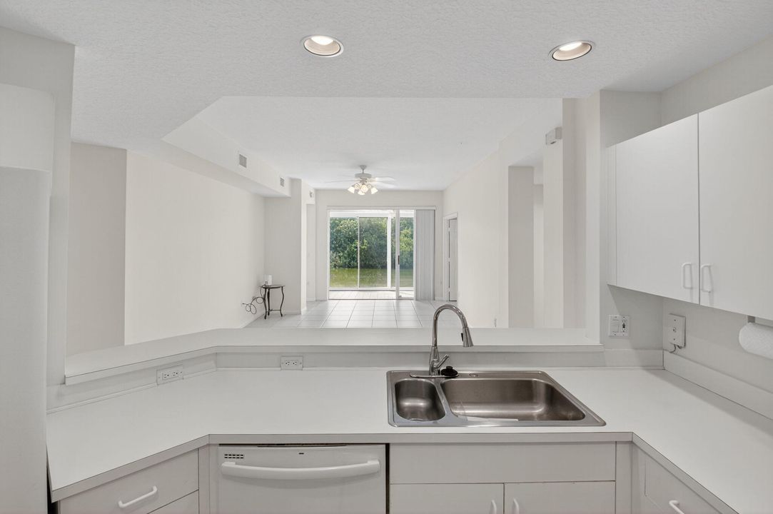 Под контрактом: $280,000 (3 спален, 2 ванн, 1636 Квадратных фут)