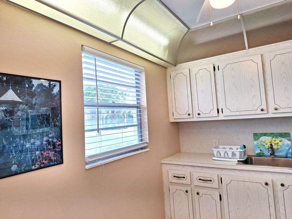 For Rent: $1,650 (2 beds, 1 baths, 840 Square Feet)