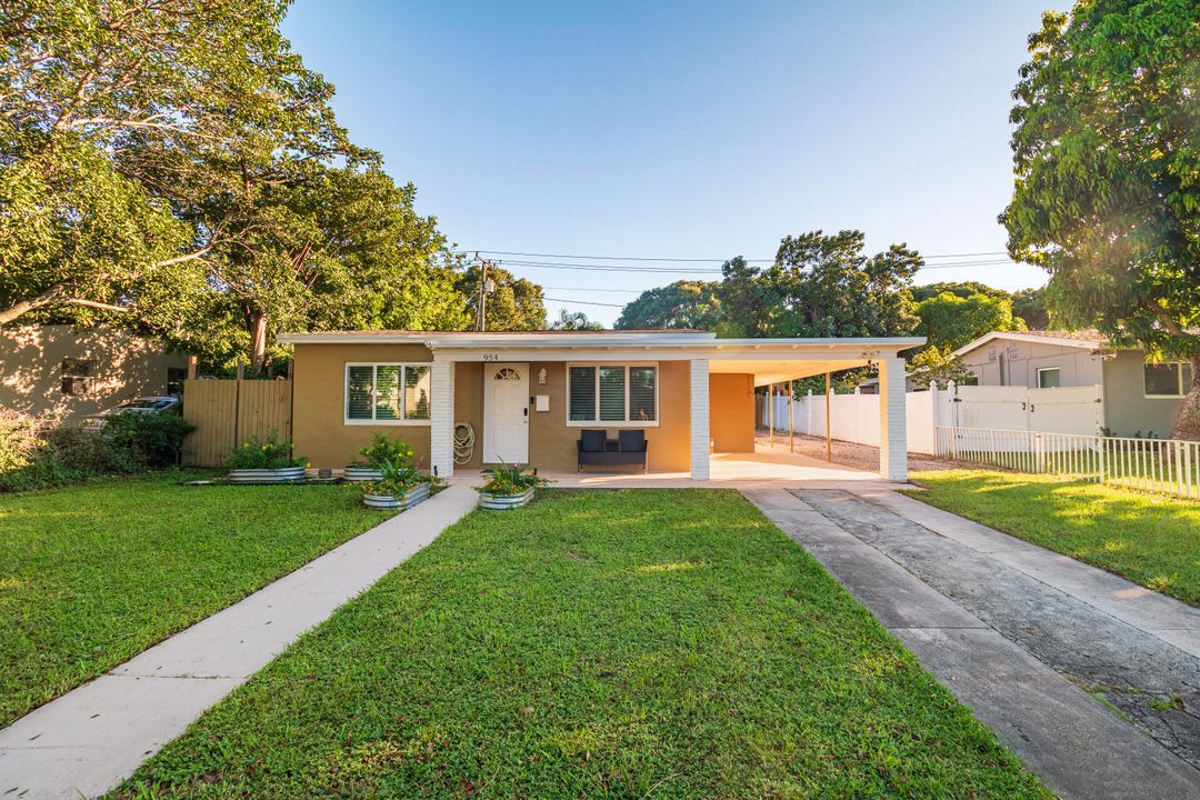 Под контрактом: $2,700 (2 спален, 1 ванн, 901 Квадратных фут)