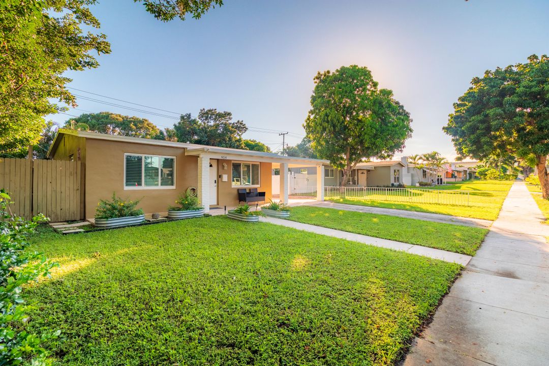 Под контрактом: $2,700 (2 спален, 1 ванн, 901 Квадратных фут)