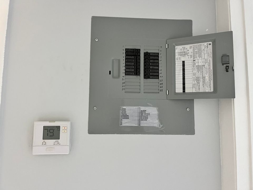 For Rent: $1,995 (1 beds, 1 baths, 738 Square Feet)