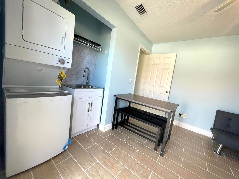 出租: $1,450 (1 贝兹, 1 浴室, 500 平方英尺)