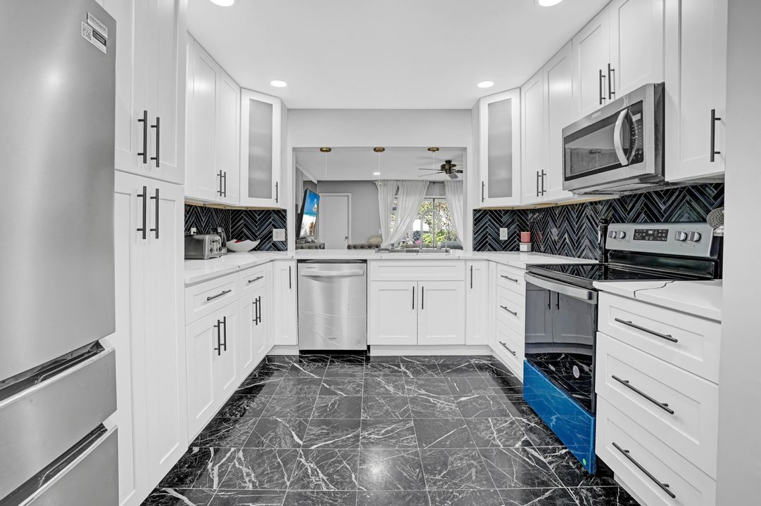 For Sale: $260,000 (2 beds, 2 baths, 1428 Square Feet)