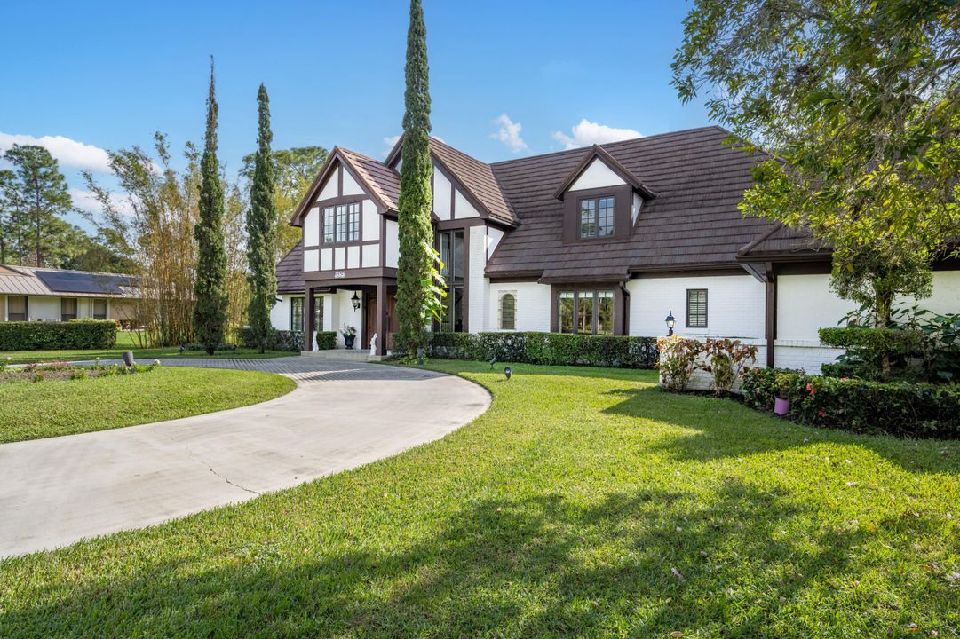 合同活跃: $10,000 (5 贝兹, 4 浴室, 4086 平方英尺)