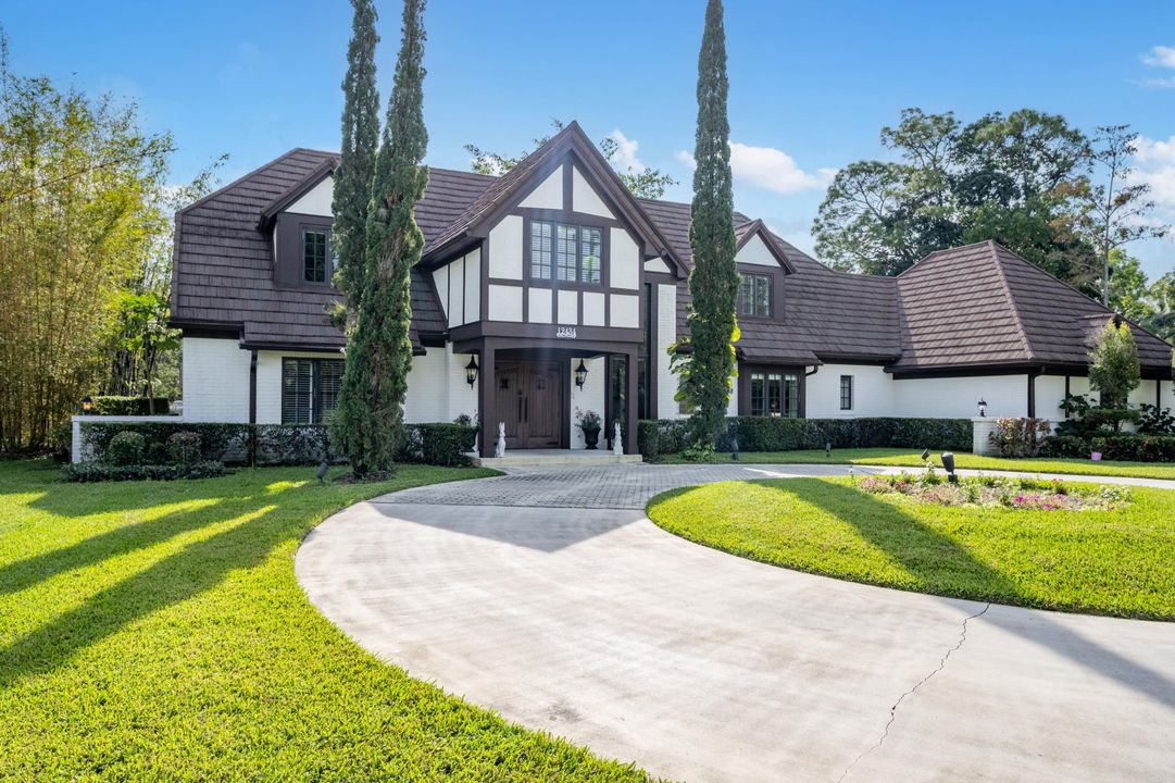 合同活跃: $10,000 (5 贝兹, 4 浴室, 4086 平方英尺)