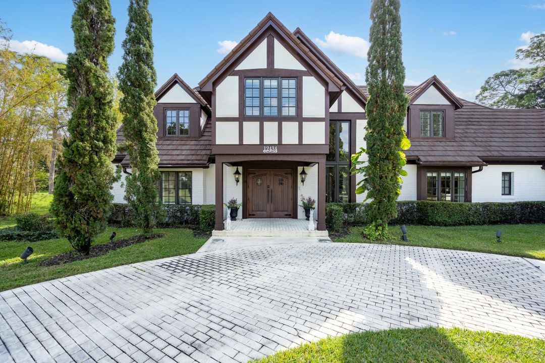 合同活跃: $10,000 (5 贝兹, 4 浴室, 4086 平方英尺)