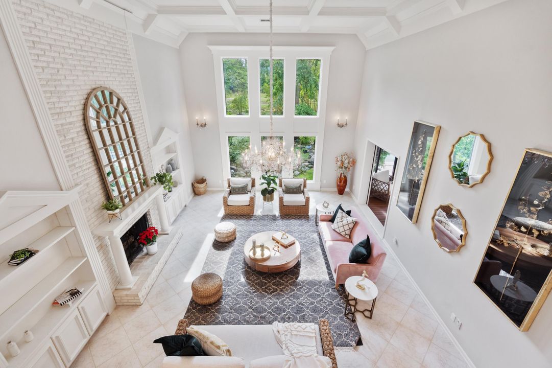 合同活跃: $10,000 (5 贝兹, 4 浴室, 4086 平方英尺)