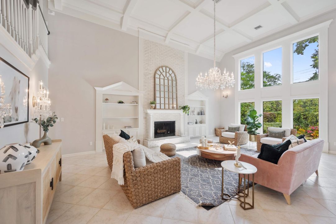 合同活跃: $10,000 (5 贝兹, 4 浴室, 4086 平方英尺)