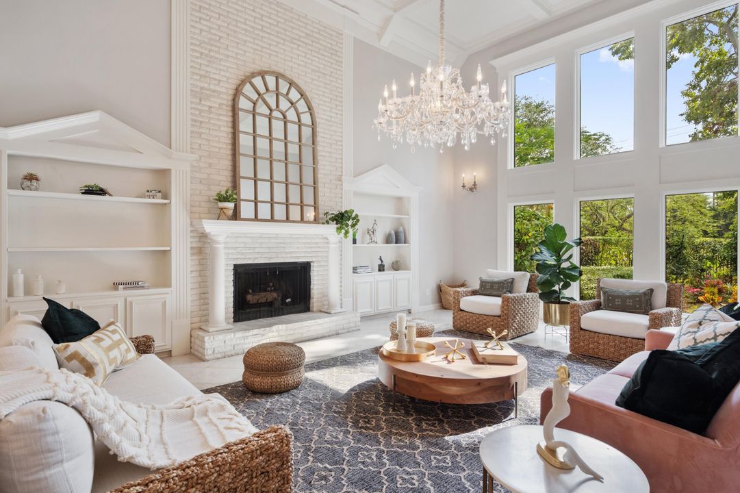 合同活跃: $10,000 (5 贝兹, 4 浴室, 4086 平方英尺)