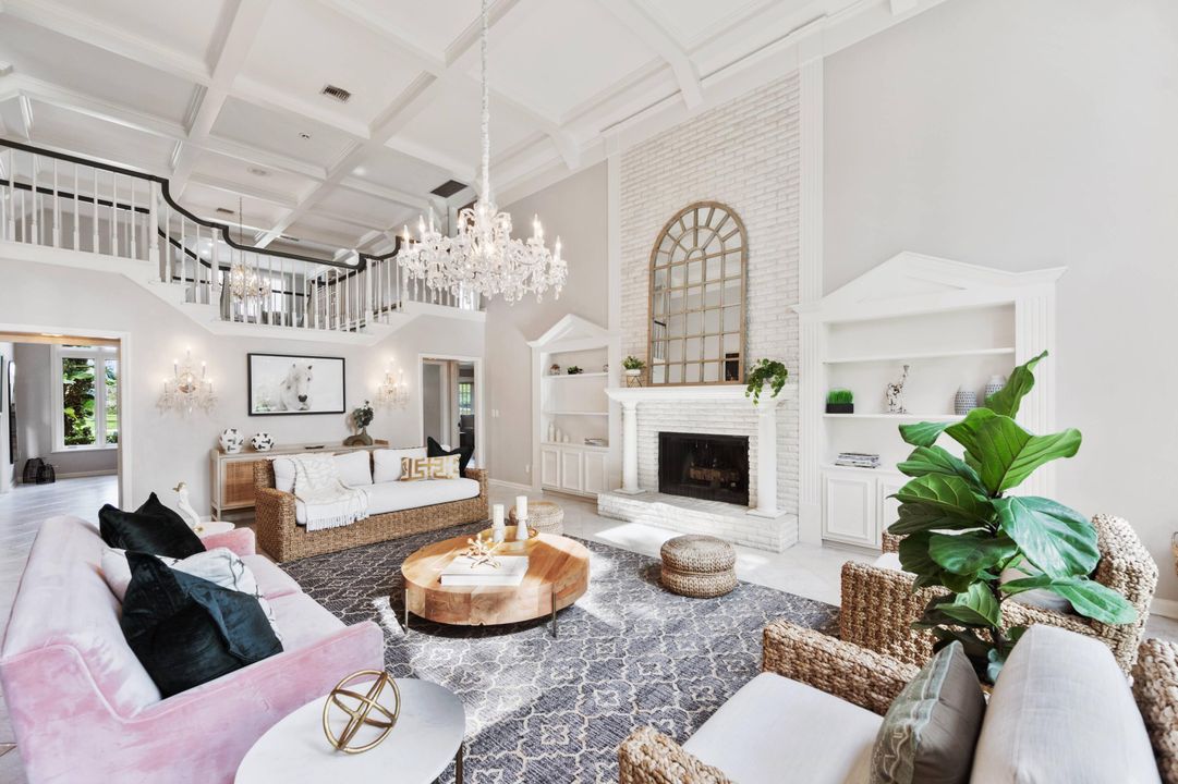 合同活跃: $10,000 (5 贝兹, 4 浴室, 4086 平方英尺)