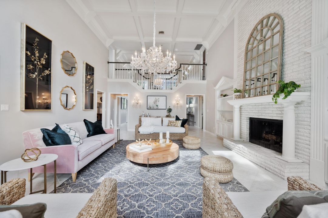 合同活跃: $10,000 (5 贝兹, 4 浴室, 4086 平方英尺)