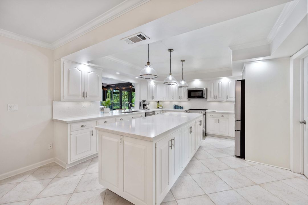 合同活跃: $10,000 (5 贝兹, 4 浴室, 4086 平方英尺)