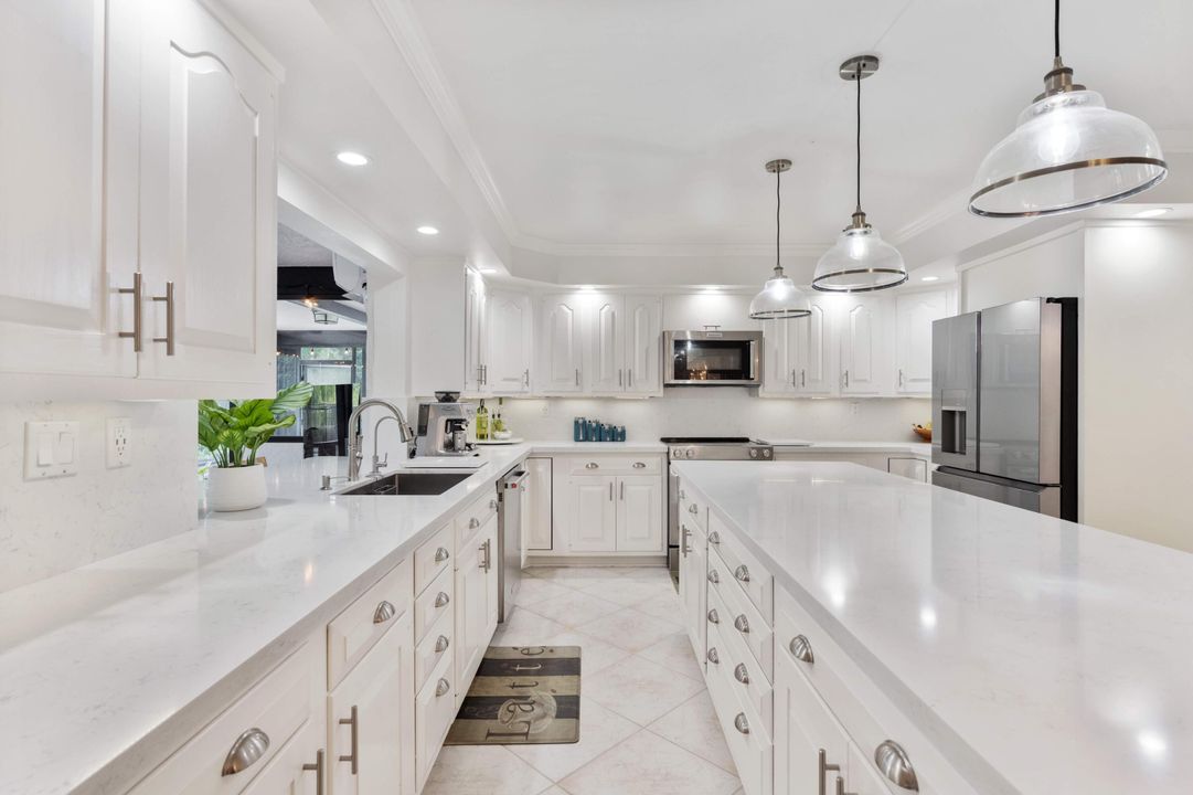 合同活跃: $10,000 (5 贝兹, 4 浴室, 4086 平方英尺)