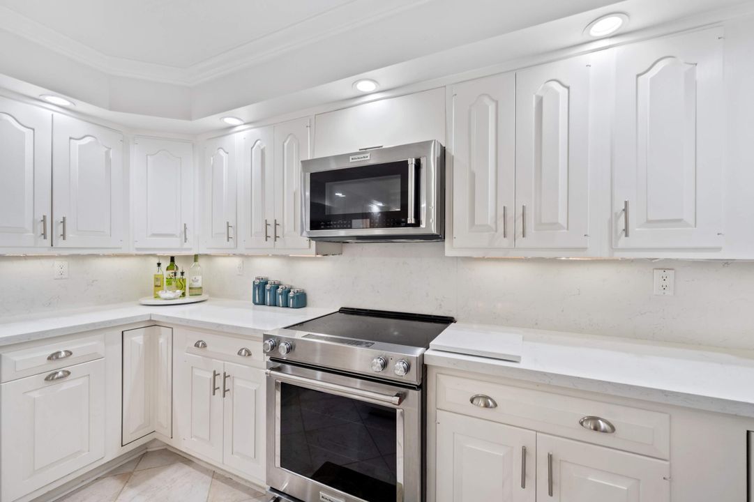 合同活跃: $10,000 (5 贝兹, 4 浴室, 4086 平方英尺)