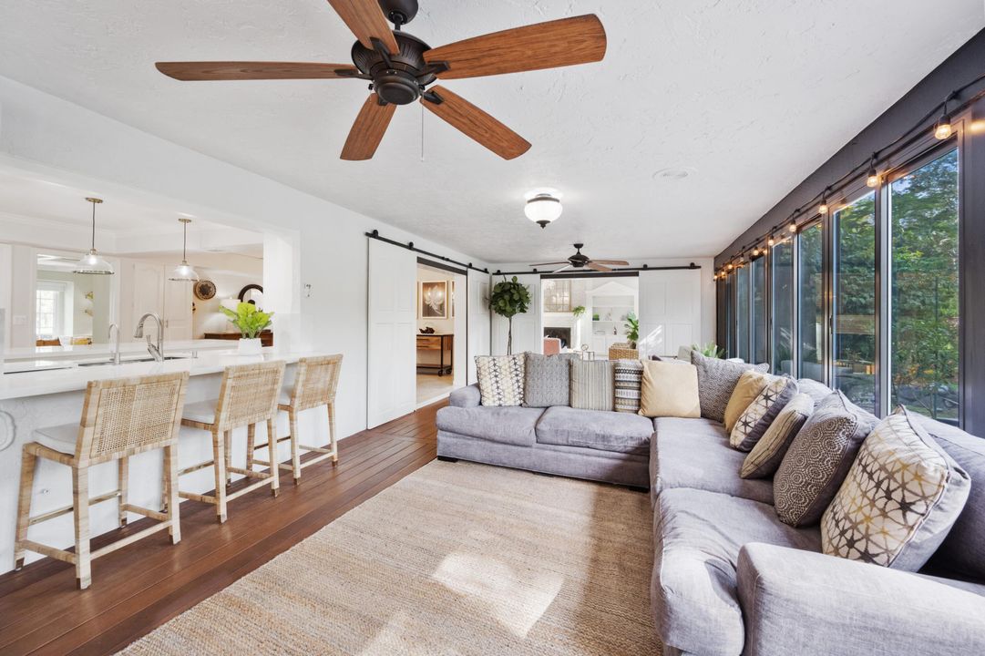 合同活跃: $10,000 (5 贝兹, 4 浴室, 4086 平方英尺)