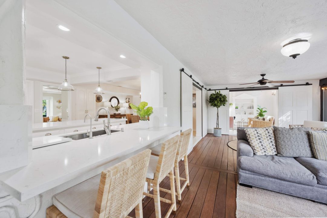 合同活跃: $10,000 (5 贝兹, 4 浴室, 4086 平方英尺)