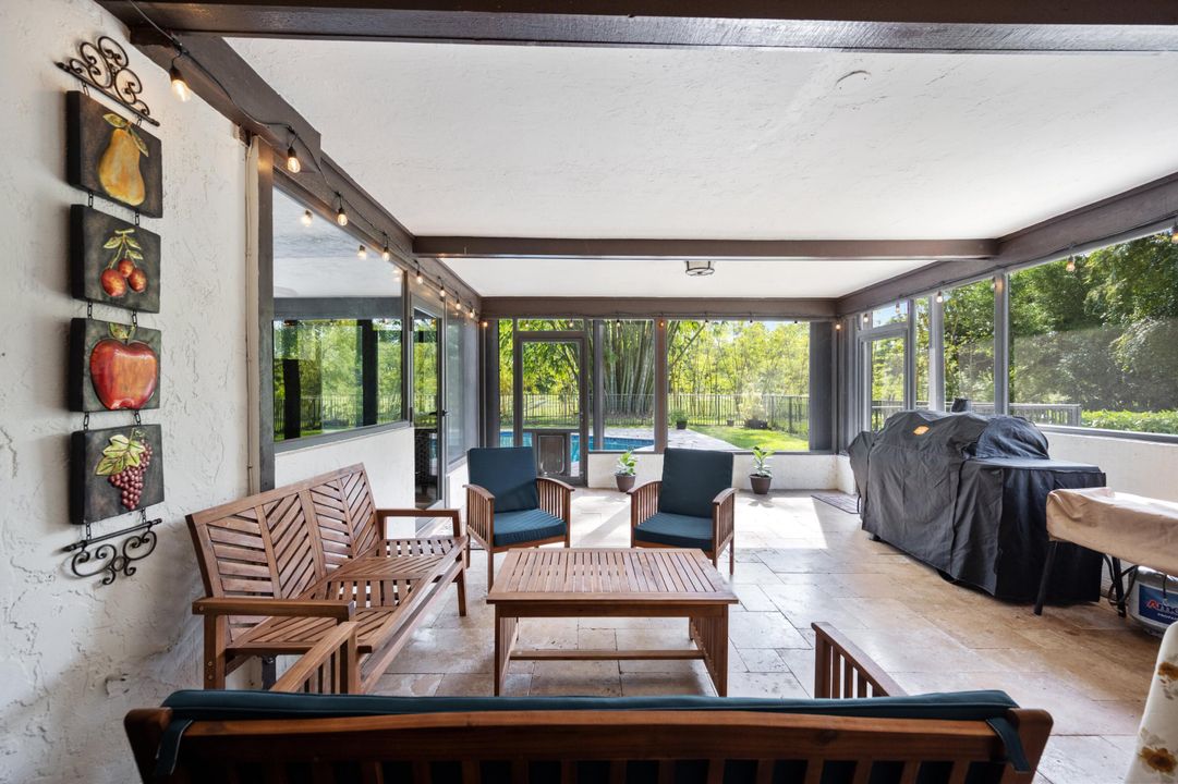 合同活跃: $10,000 (5 贝兹, 4 浴室, 4086 平方英尺)