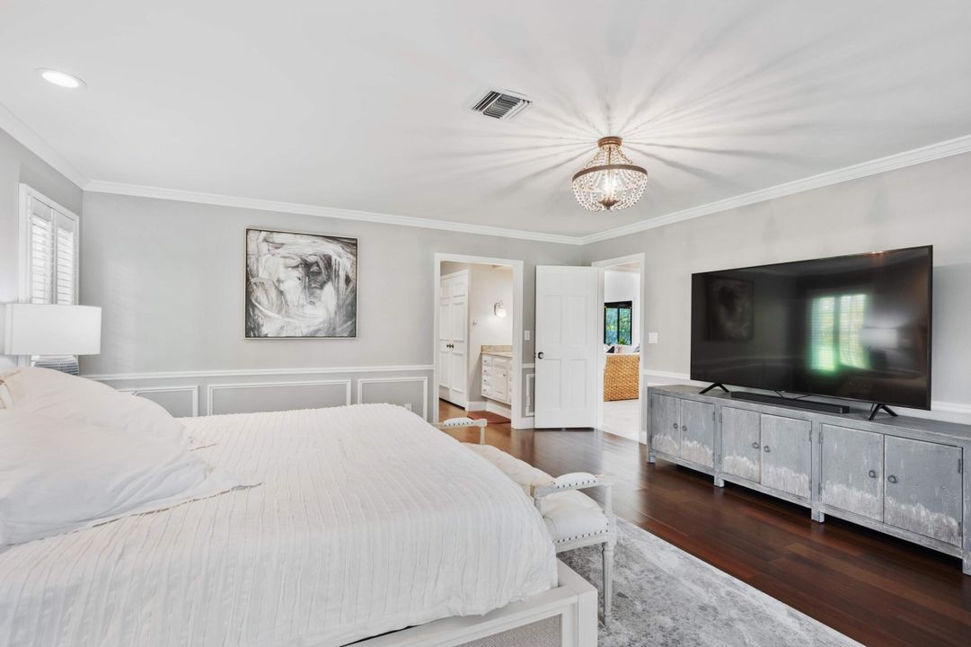 合同活跃: $10,000 (5 贝兹, 4 浴室, 4086 平方英尺)