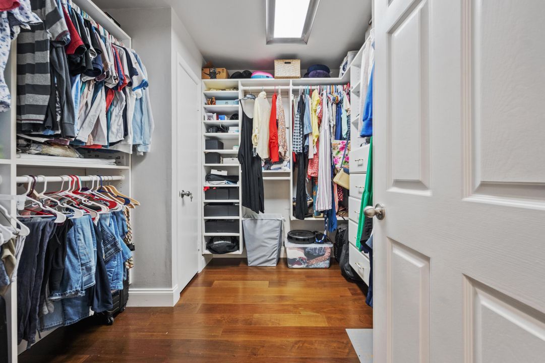 合同活跃: $10,000 (5 贝兹, 4 浴室, 4086 平方英尺)