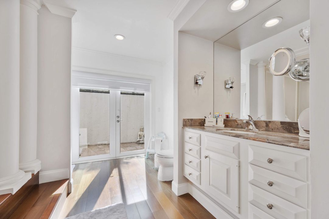 合同活跃: $10,000 (5 贝兹, 4 浴室, 4086 平方英尺)