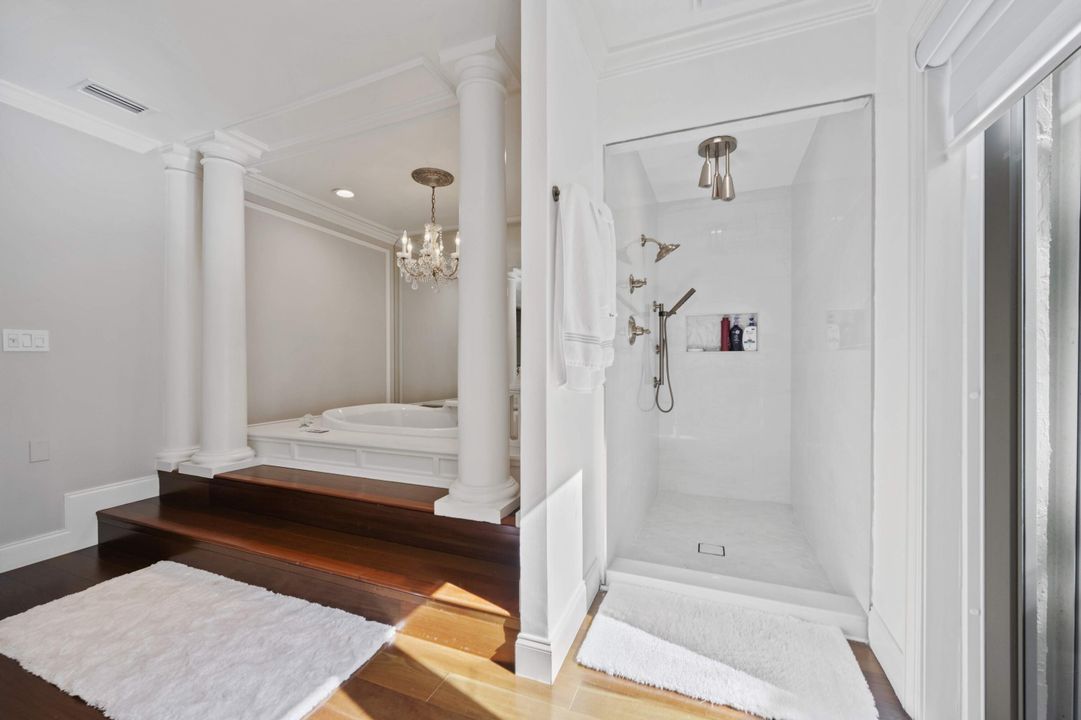 合同活跃: $10,000 (5 贝兹, 4 浴室, 4086 平方英尺)