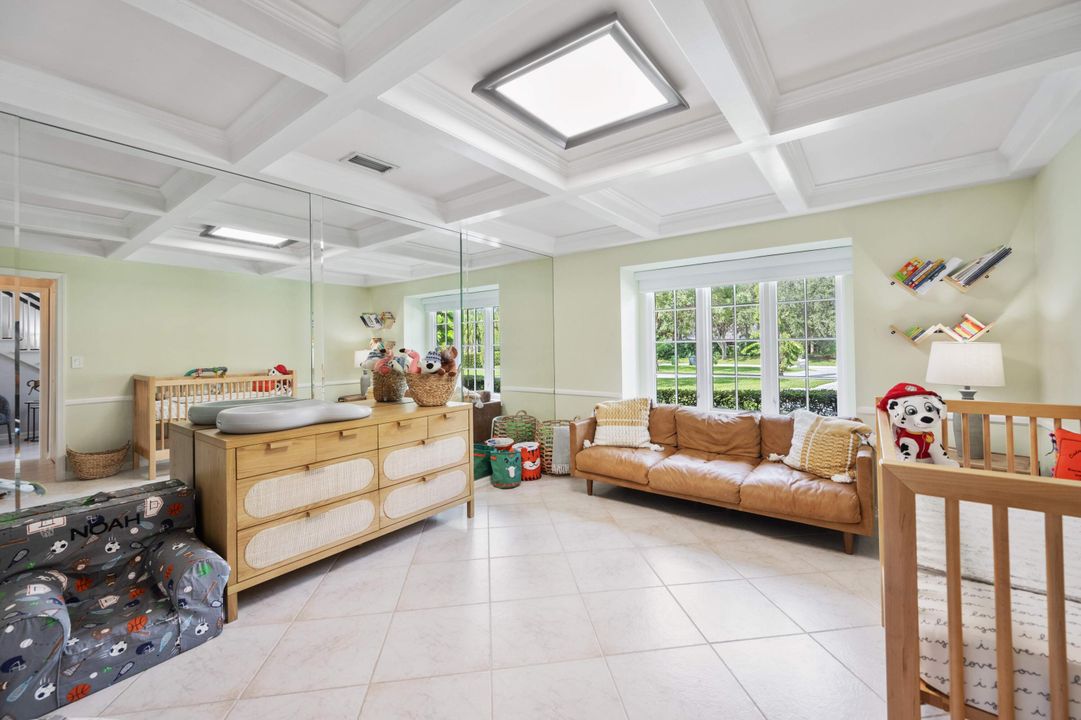 合同活跃: $10,000 (5 贝兹, 4 浴室, 4086 平方英尺)