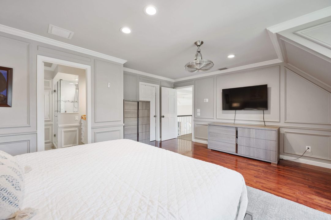 合同活跃: $10,000 (5 贝兹, 4 浴室, 4086 平方英尺)