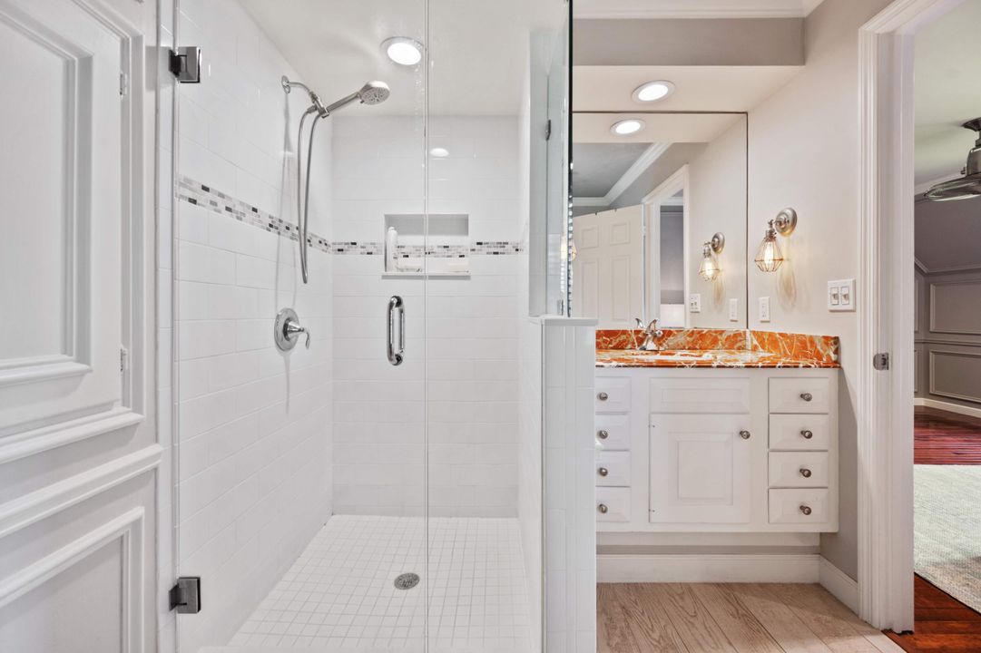 合同活跃: $10,000 (5 贝兹, 4 浴室, 4086 平方英尺)