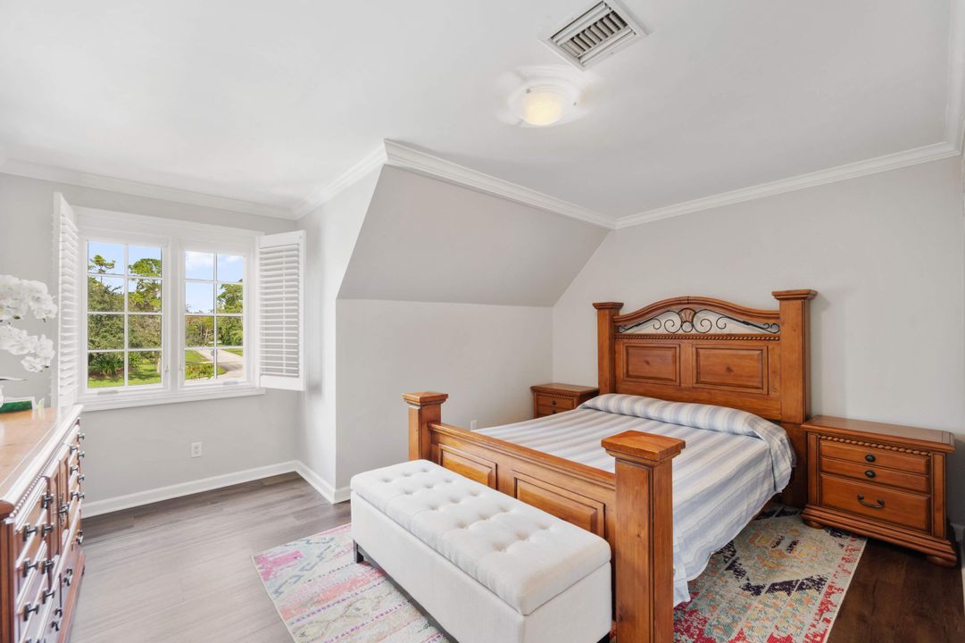 合同活跃: $10,000 (5 贝兹, 4 浴室, 4086 平方英尺)